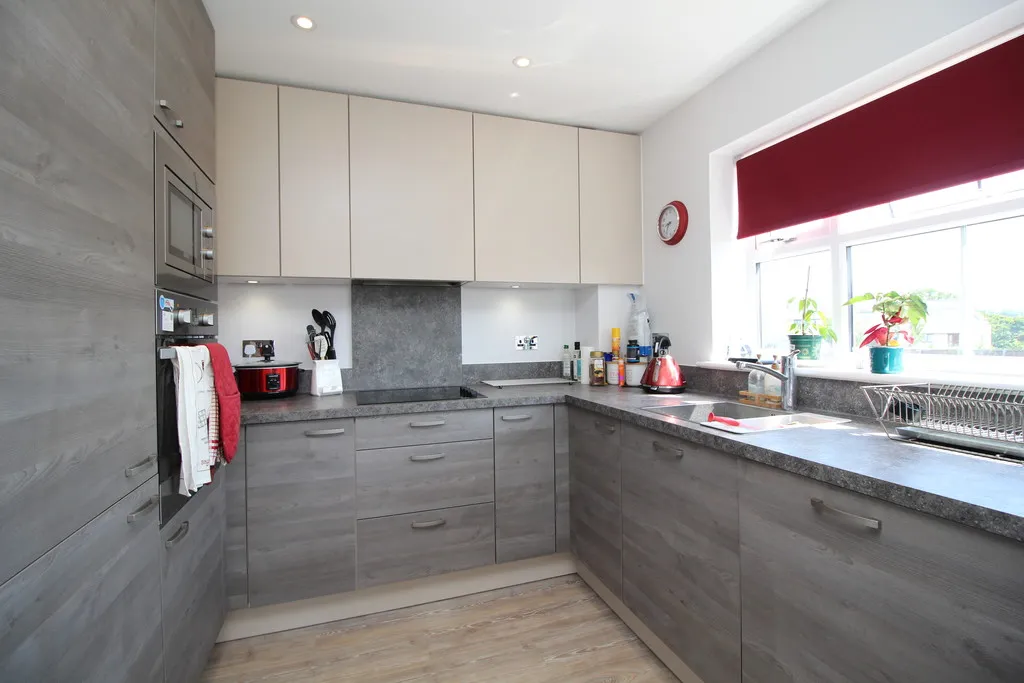 Flat Arundale Walk in Horsham