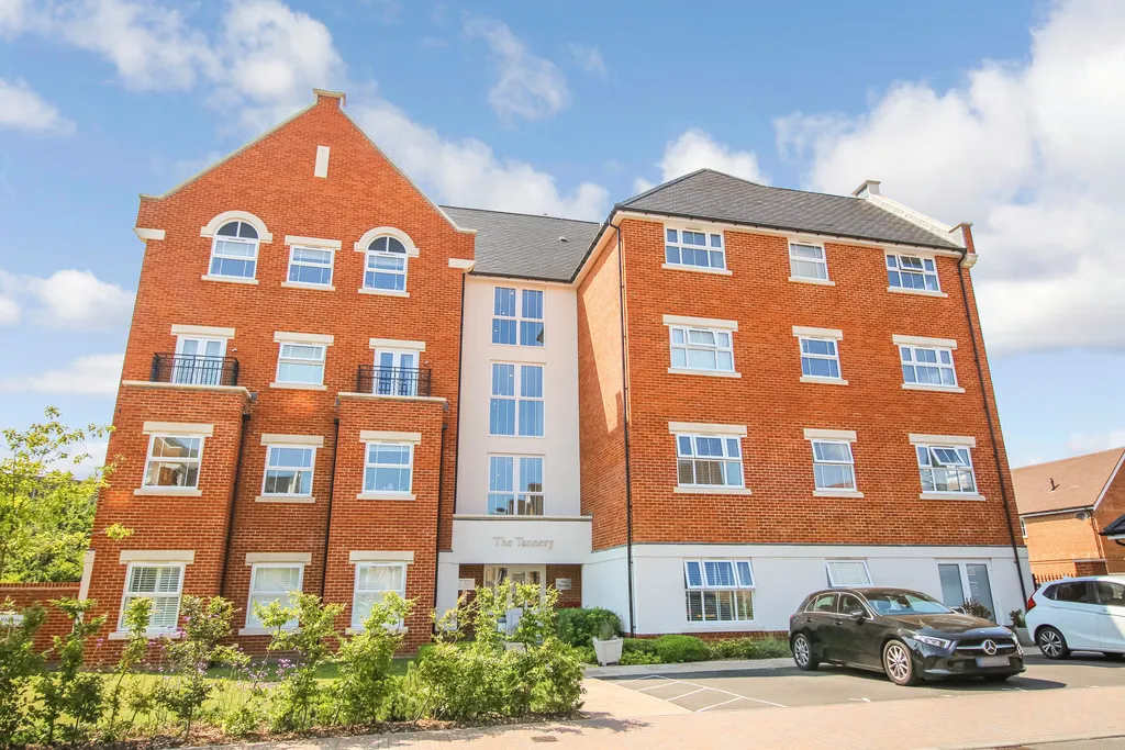 Flat Arundale Walk in Horsham