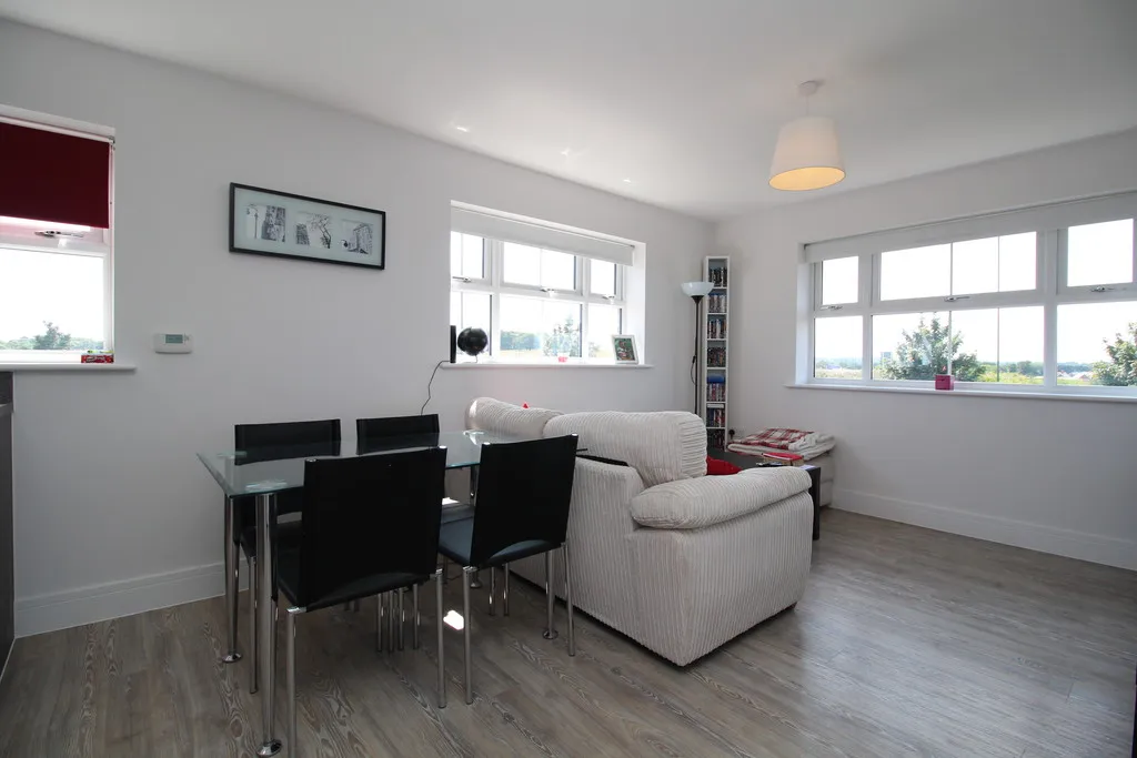 Flat Arundale Walk in Horsham