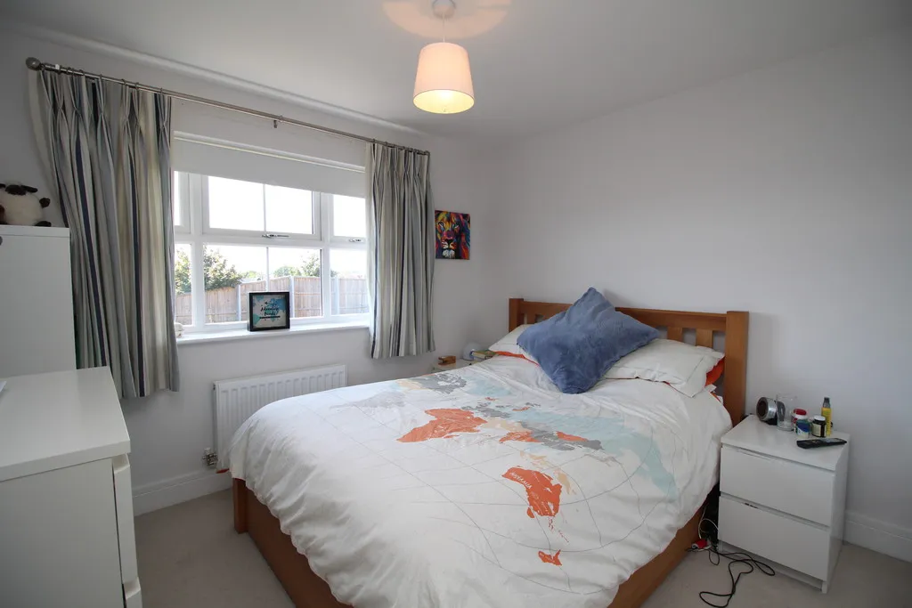 Flat Arundale Walk in Horsham