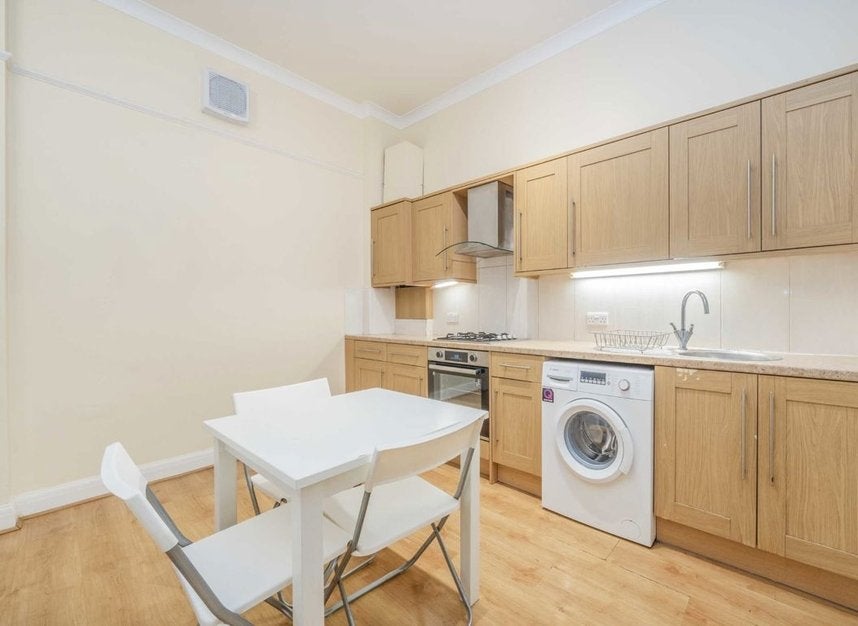 Flat Brighton Terrace in Greater London