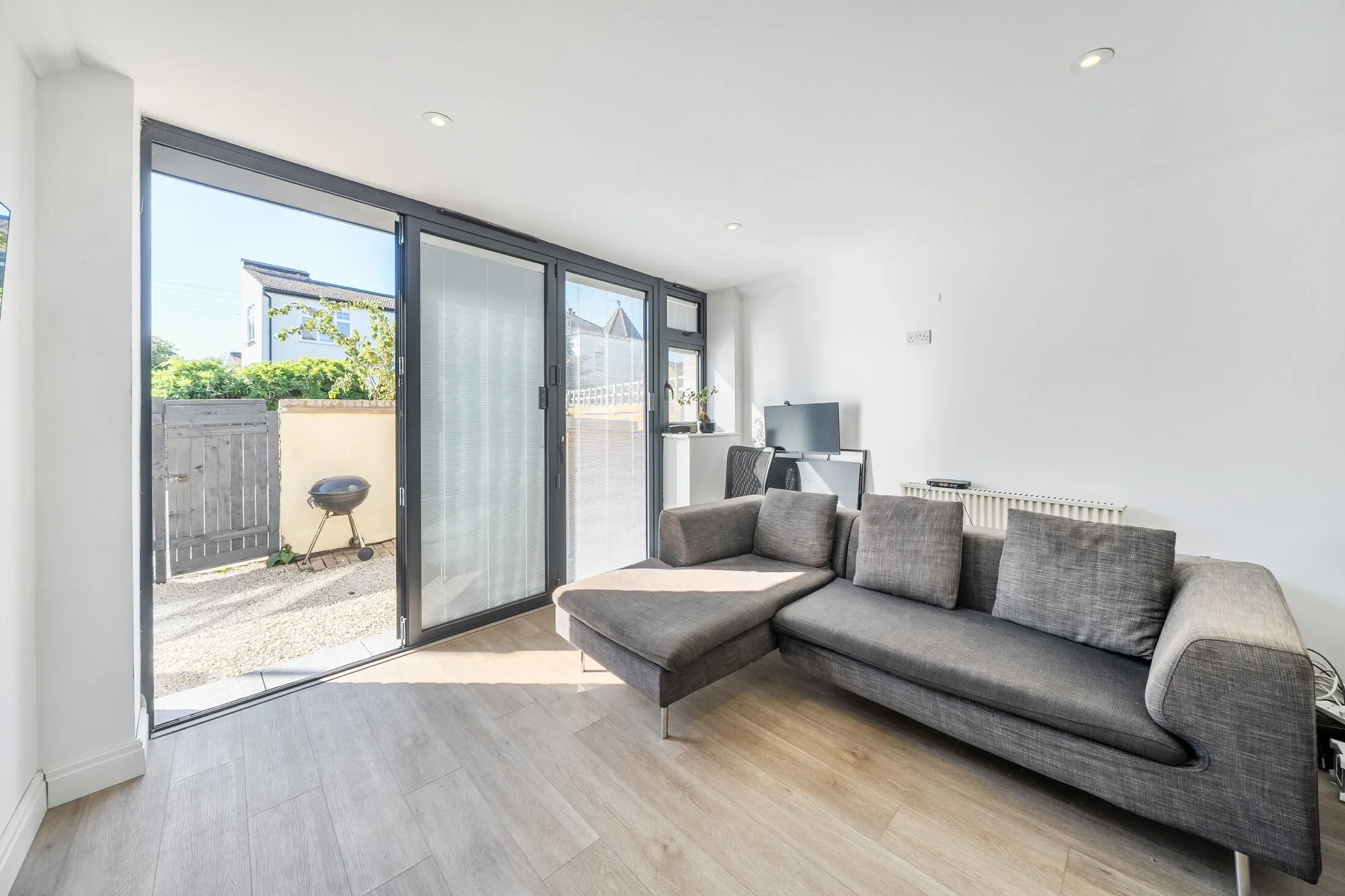Flat Dornton Road in Greater London