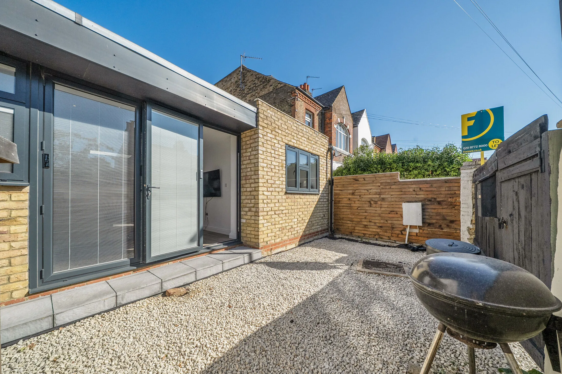 Flat Dornton Road in Greater London