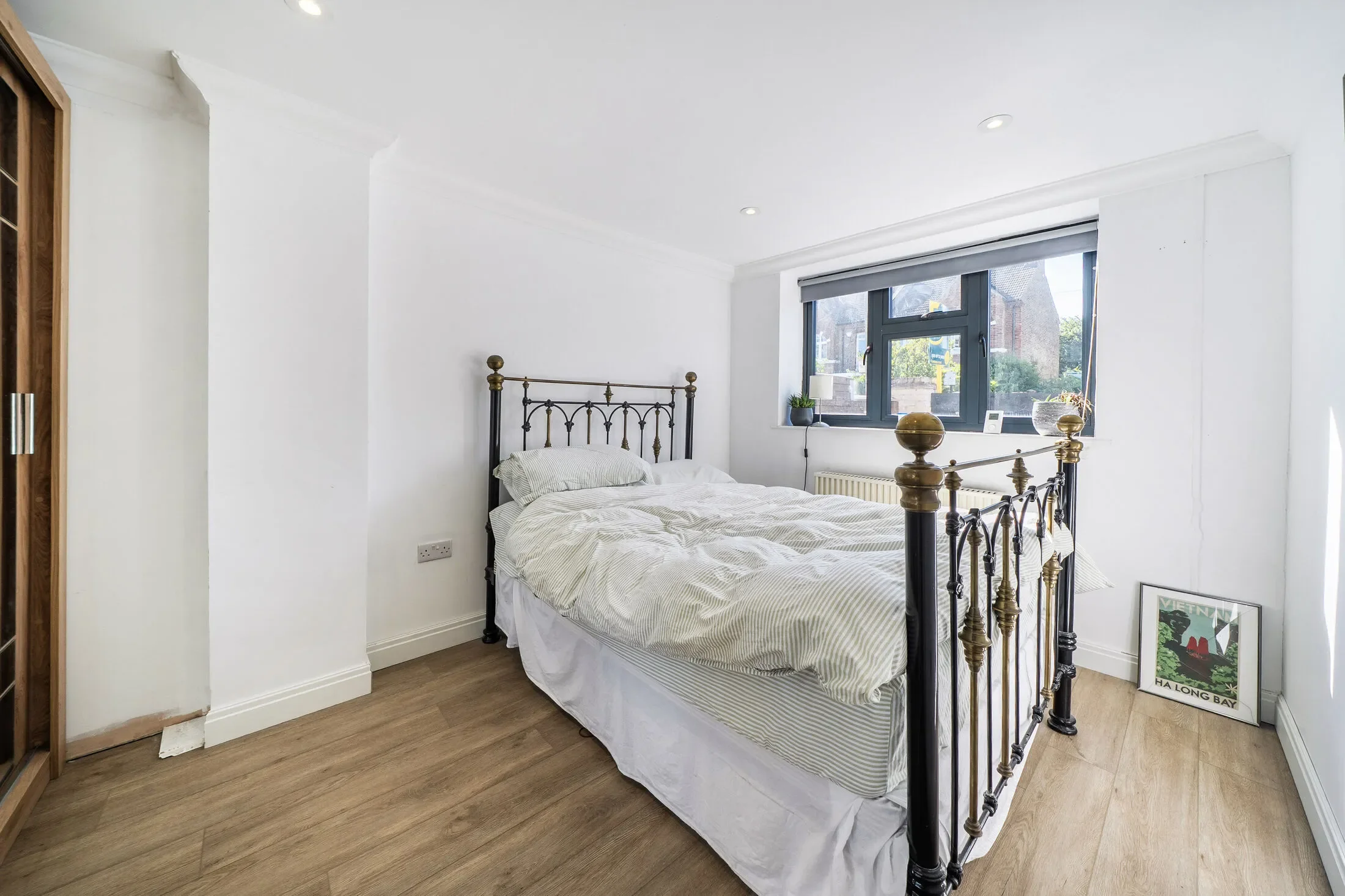 Flat Dornton Road in Greater London