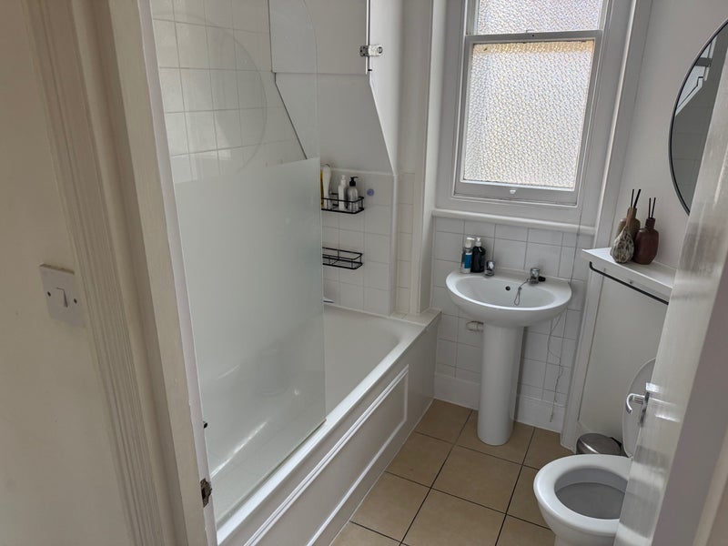 Room Essendine Road in City of Westminster