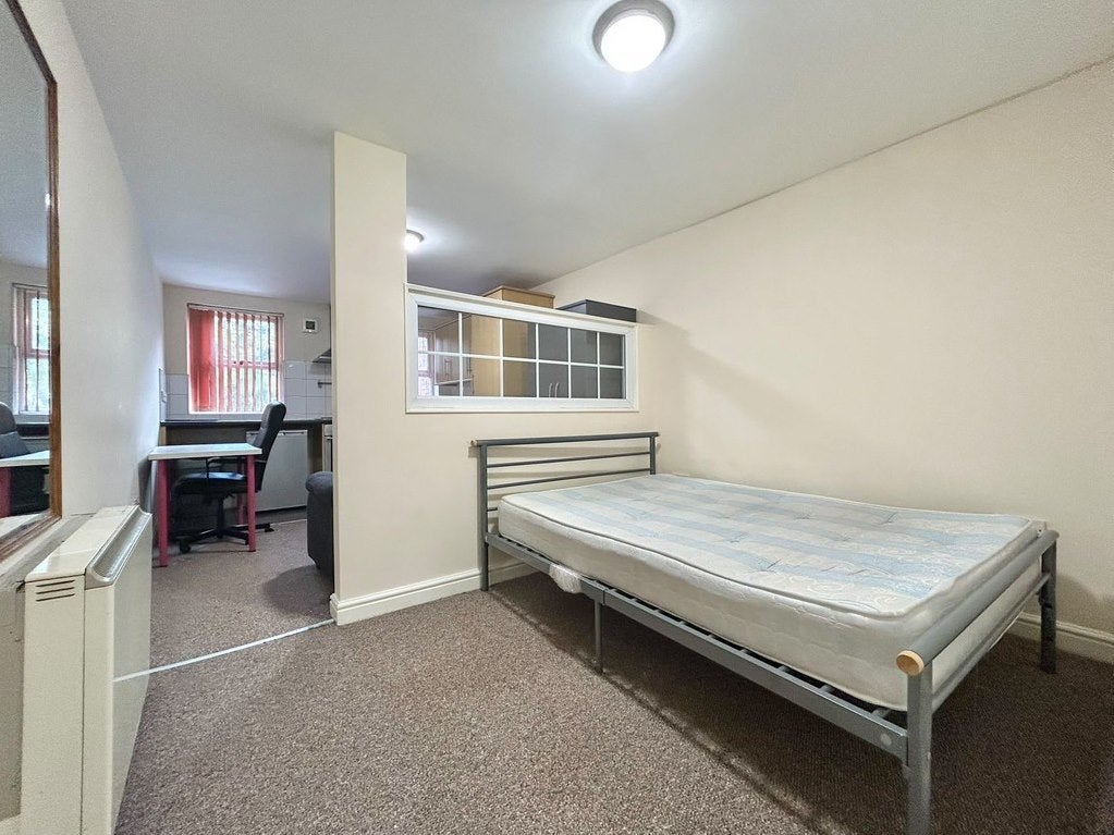 Flat Far Gosford Street in Coventry