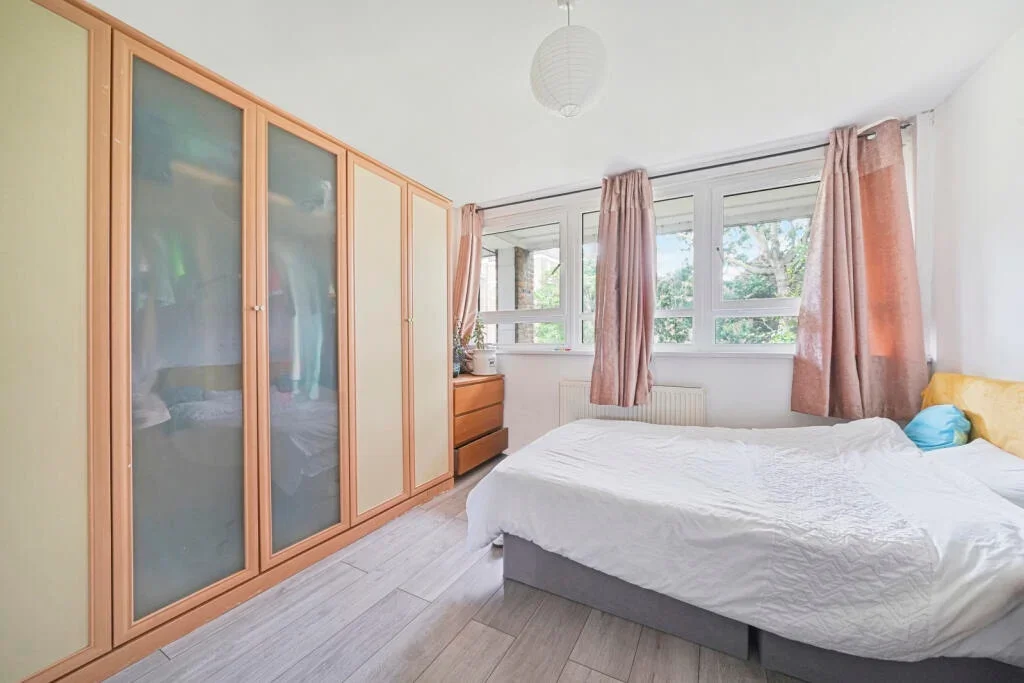 Flat Eden Grove in Greater London