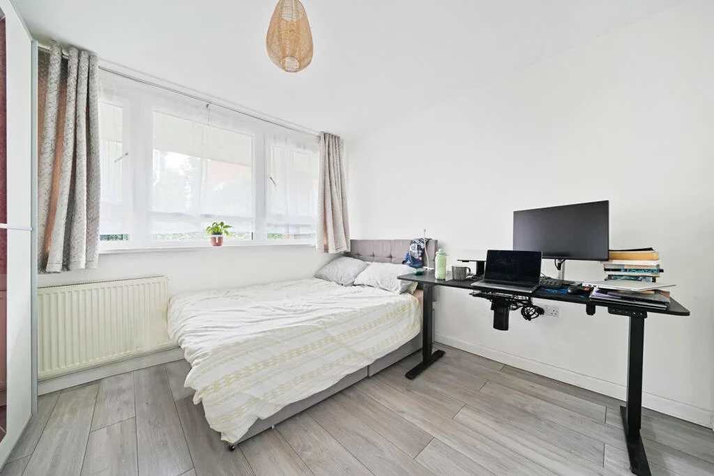 Flat Eden Grove in Greater London