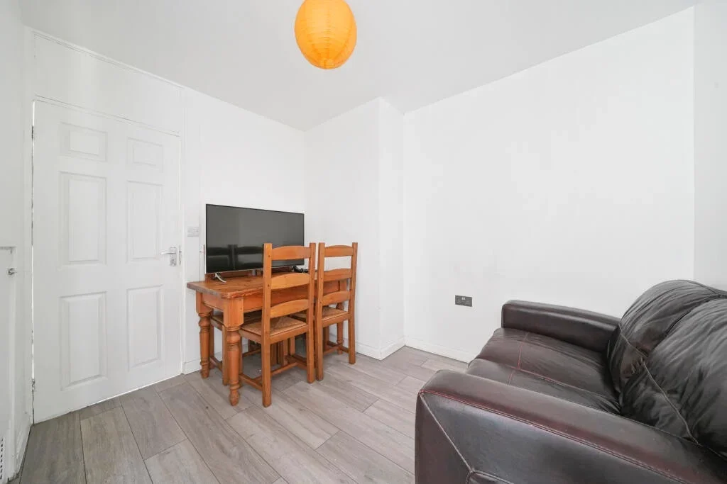 Flat Eden Grove in Greater London