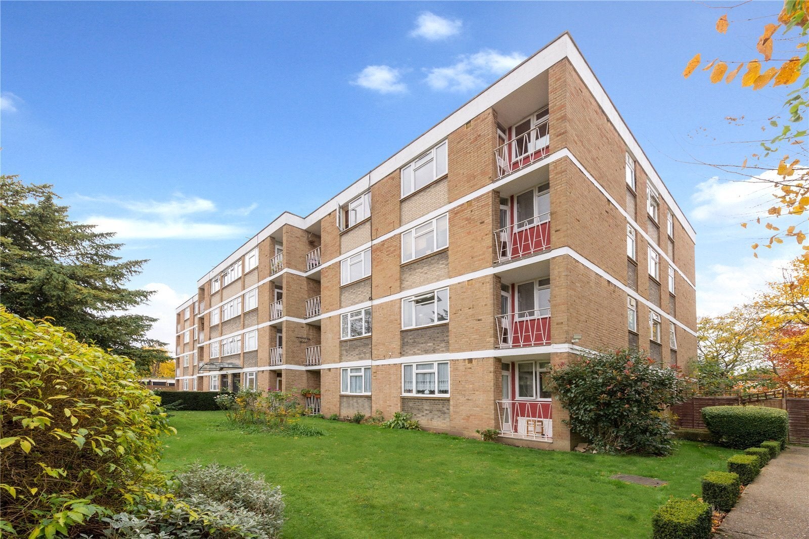 Flat Keswick Road in Greater London