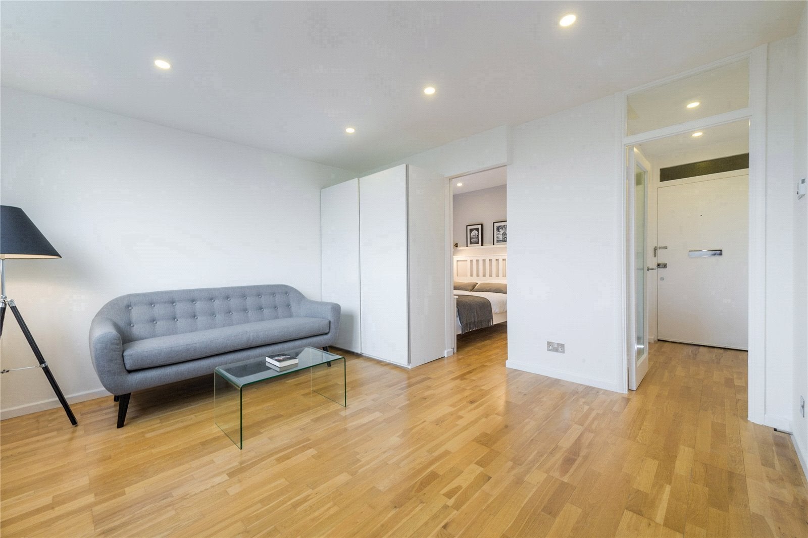 Flat Keswick Road in Greater London