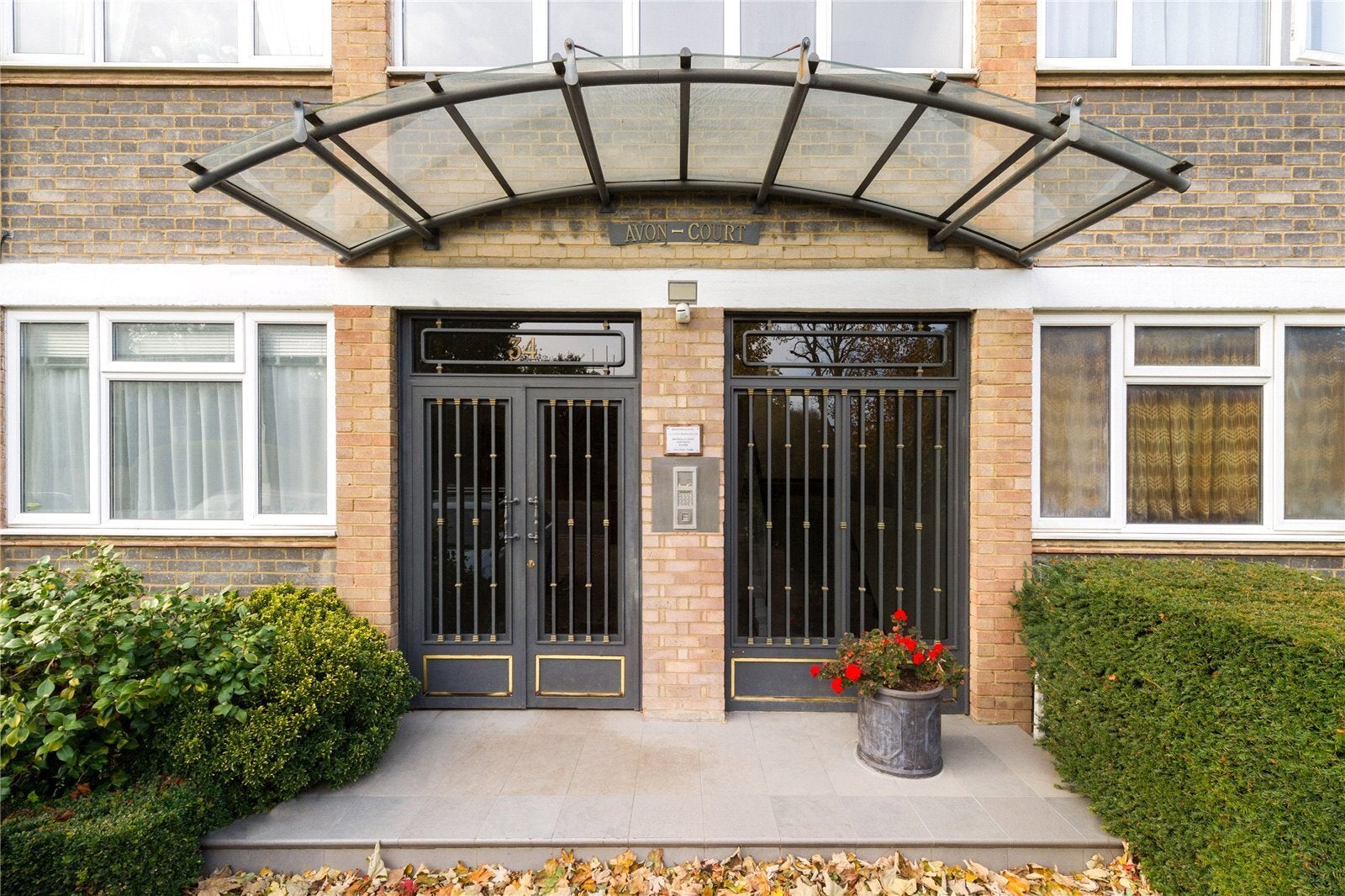 Flat Keswick Road in Greater London