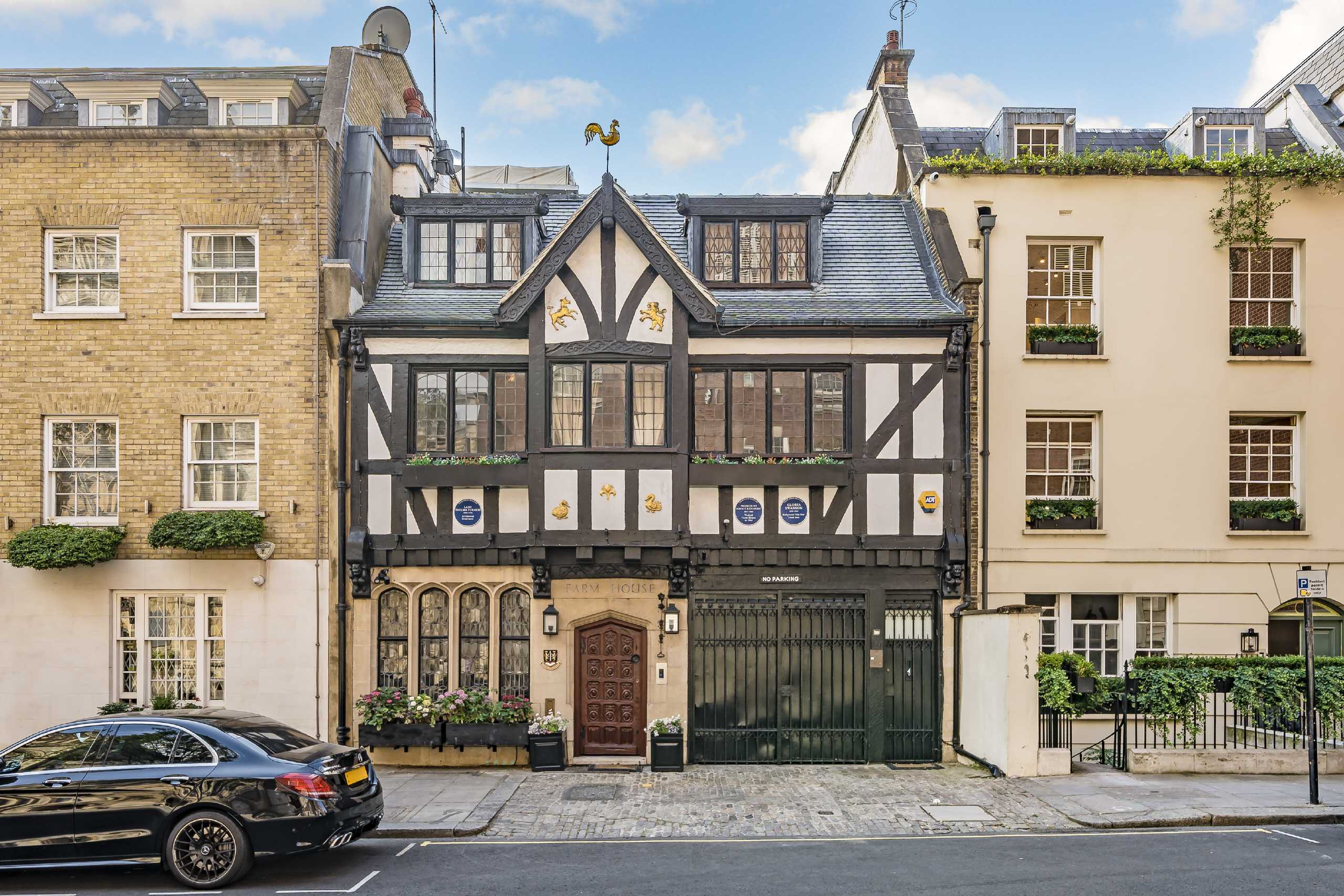 Flat Farm Street in City of Westminster