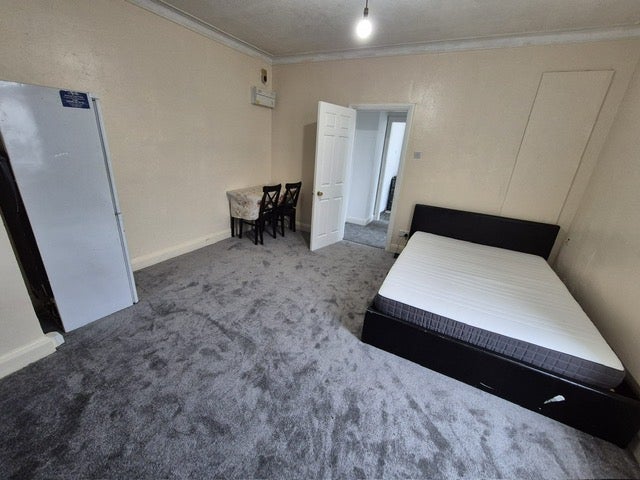 Flat Southfield Park in Greater London