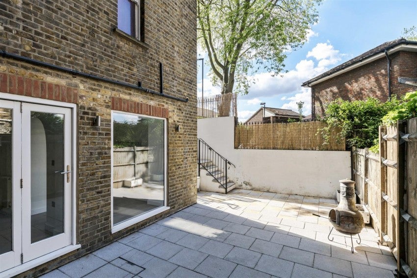 Flat Silverthorne Road in Greater London