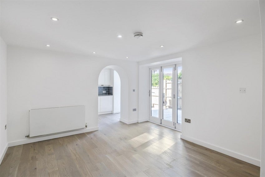Flat Silverthorne Road in Greater London