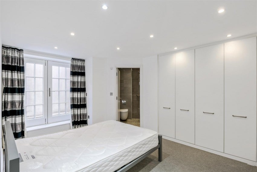 Flat Silverthorne Road in Greater London