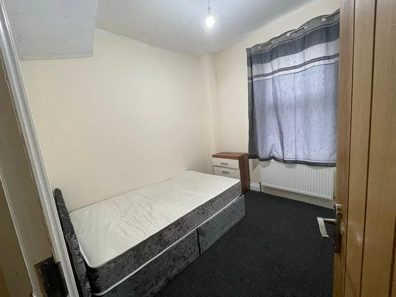 Room Lansdowne Road in Greater London