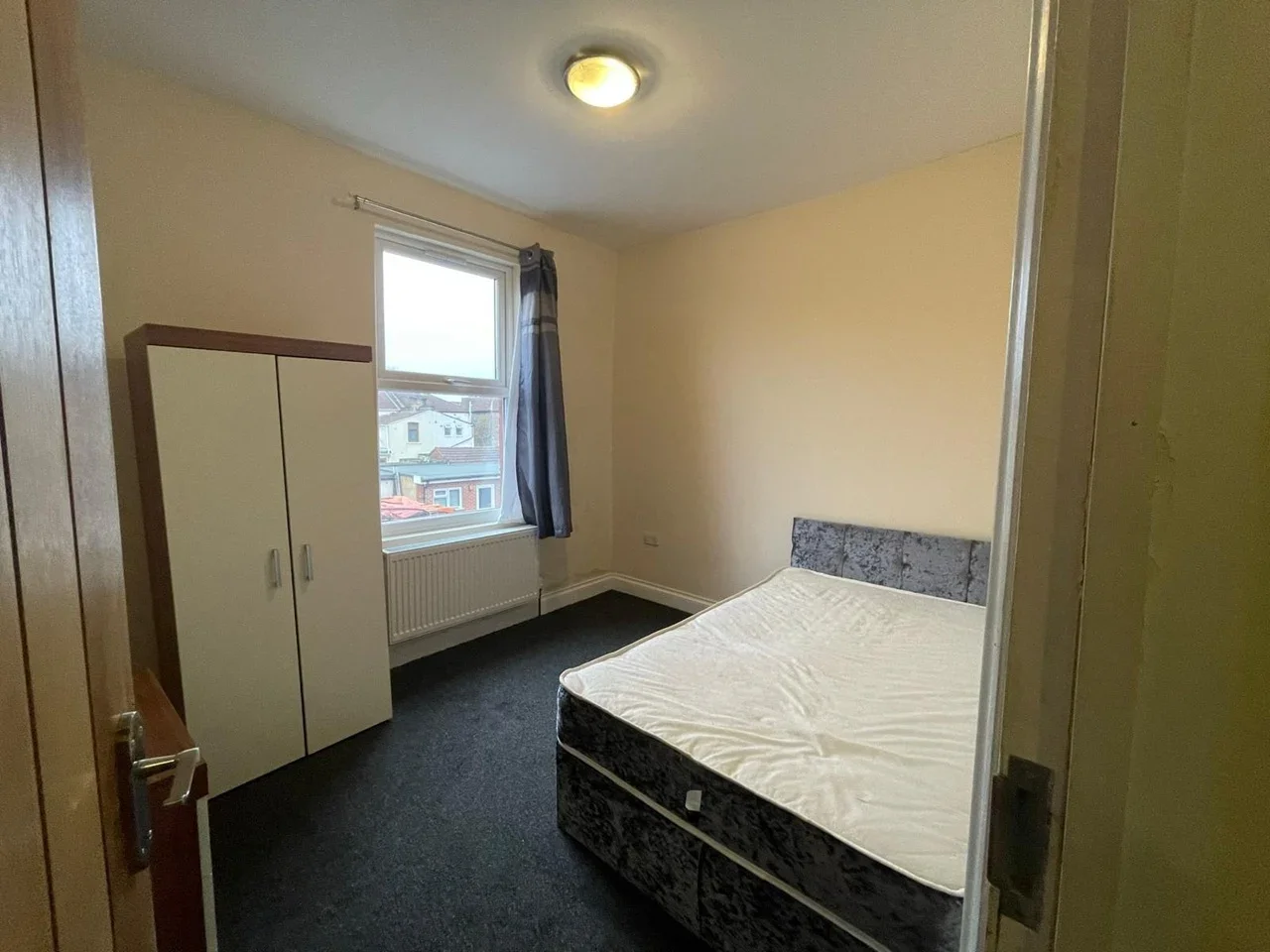 Room Lansdowne Road in Greater London