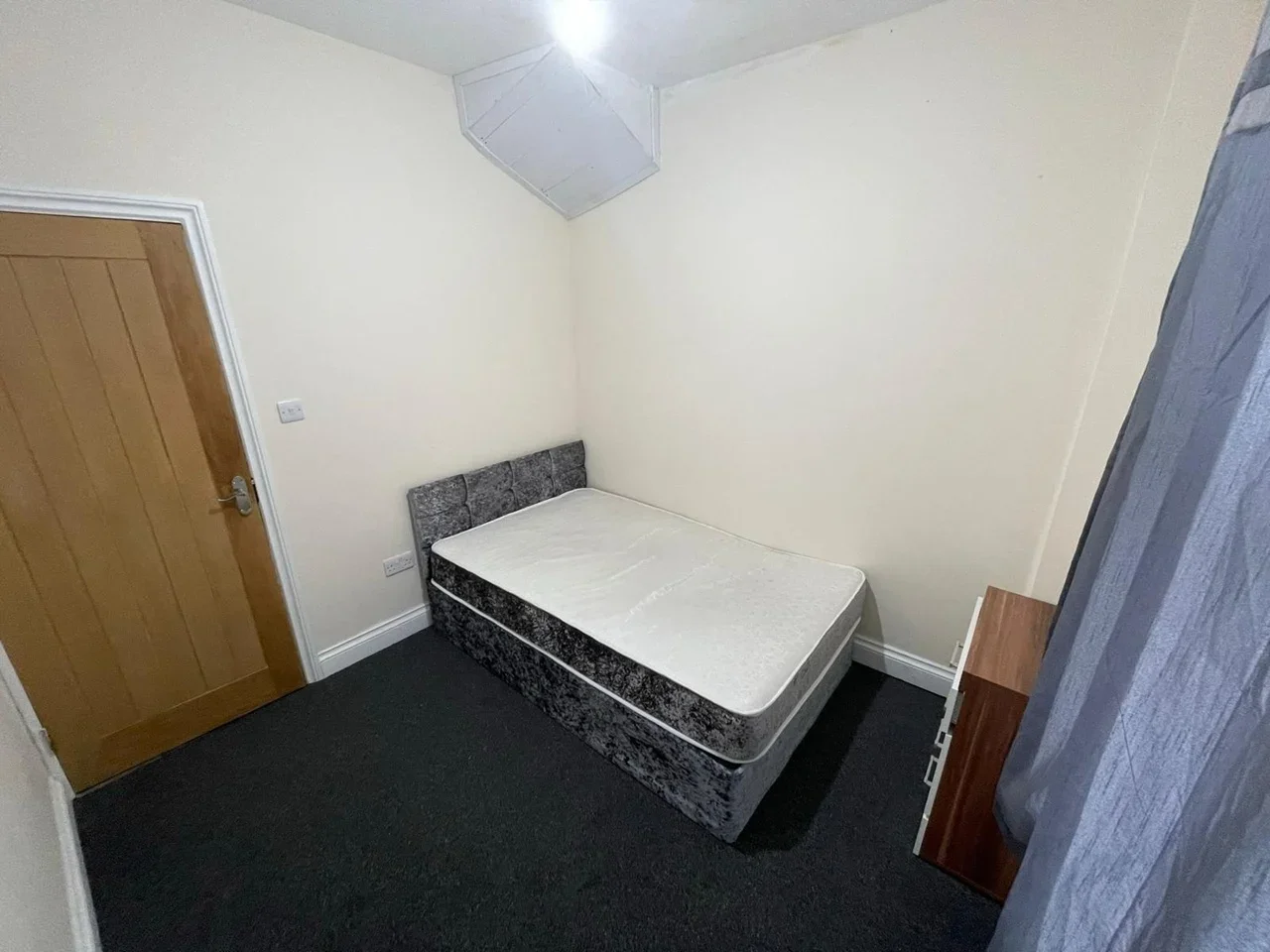 Room Lansdowne Road in Greater London