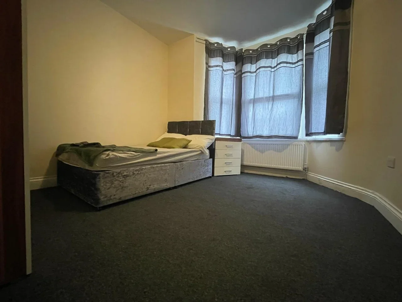 Room Lansdowne Road in Greater London