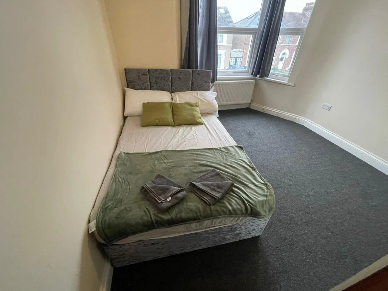 Room Lansdowne Road in Greater London
