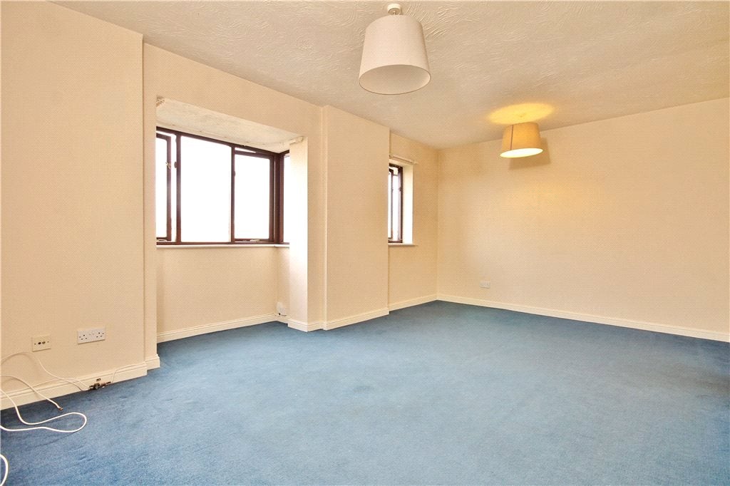 Flat Varsity Drive in Greater London