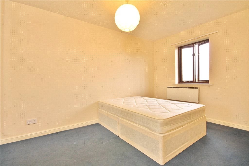 Flat Varsity Drive in Greater London