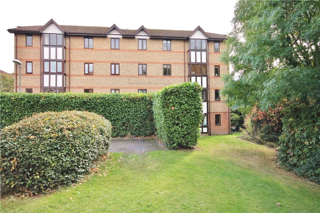 Flat Varsity Drive in Greater London