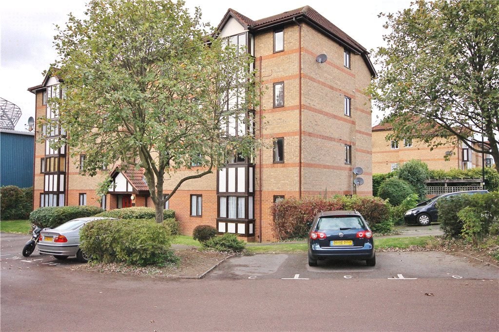 Flat Varsity Drive in Greater London