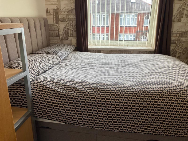 Room Middleton Avenue in Newcastle upon Tyne