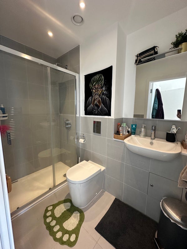 Room Surrey Quays Road in Greater London