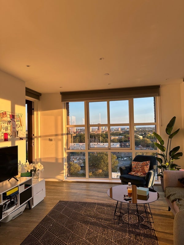 Room Surrey Quays Road in Greater London