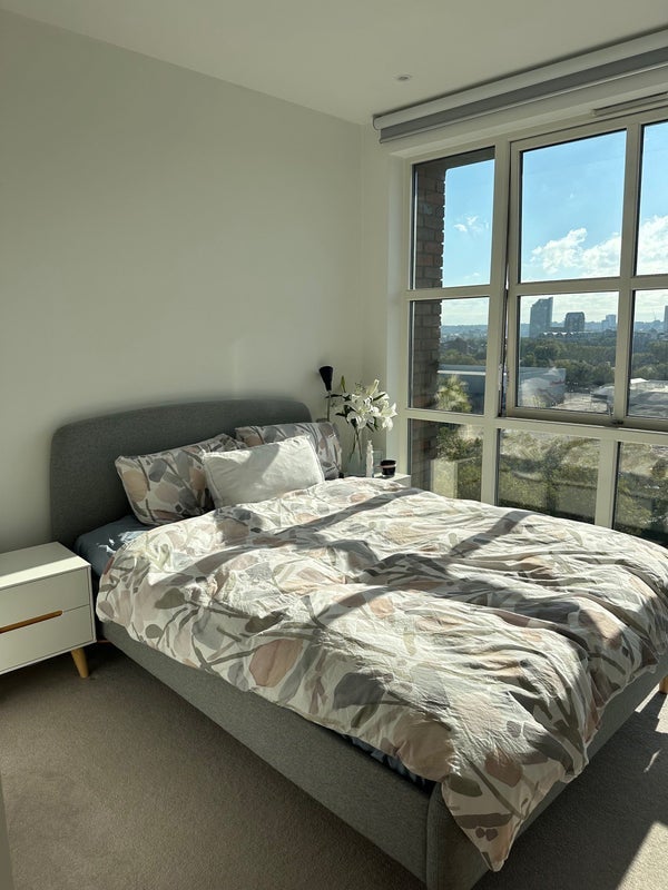 Room Surrey Quays Road in Greater London