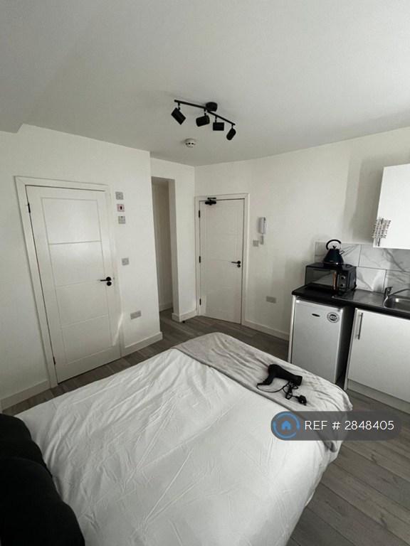 Flat Carmelite Road in Greater London