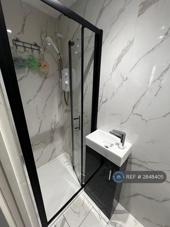 Flat Carmelite Road in Greater London