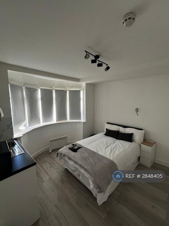 Flat Carmelite Road in Greater London