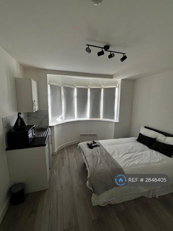 Flat Carmelite Road in Greater London