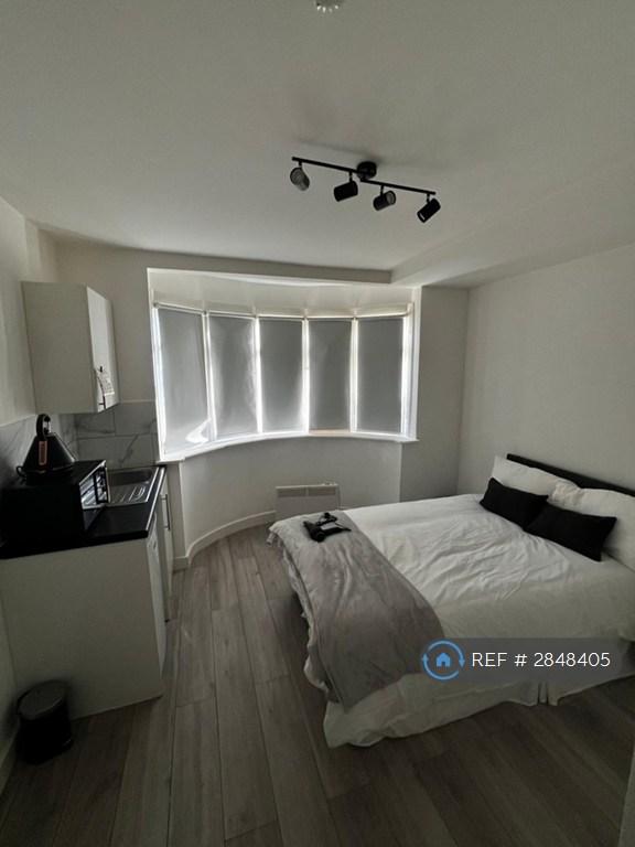 Flat Carmelite Road in Greater London
