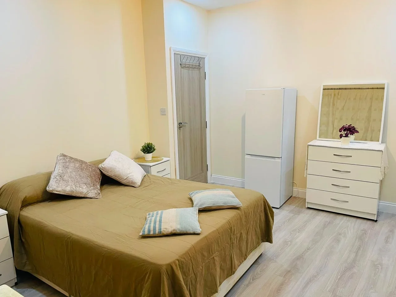 Room Thomson Road in Greater London