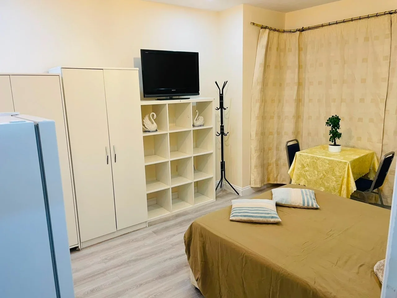 Room Thomson Road in Greater London