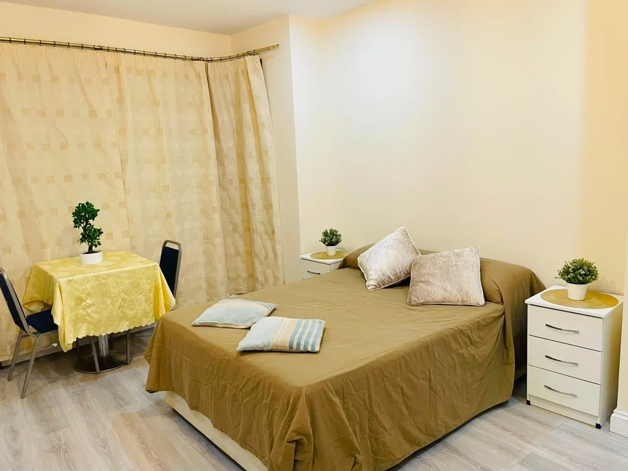 Room Thomson Road in Greater London