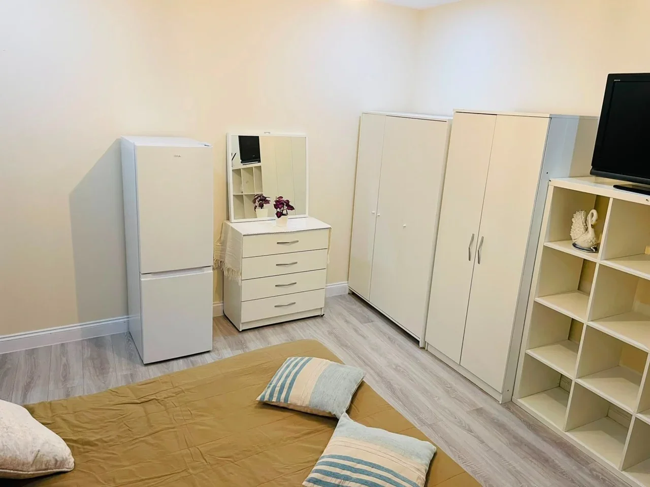Room Thomson Road in Greater London