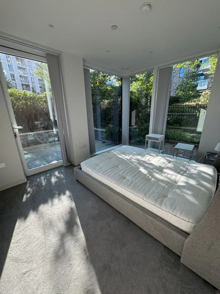 Flat Kayani Avenue in Greater London
