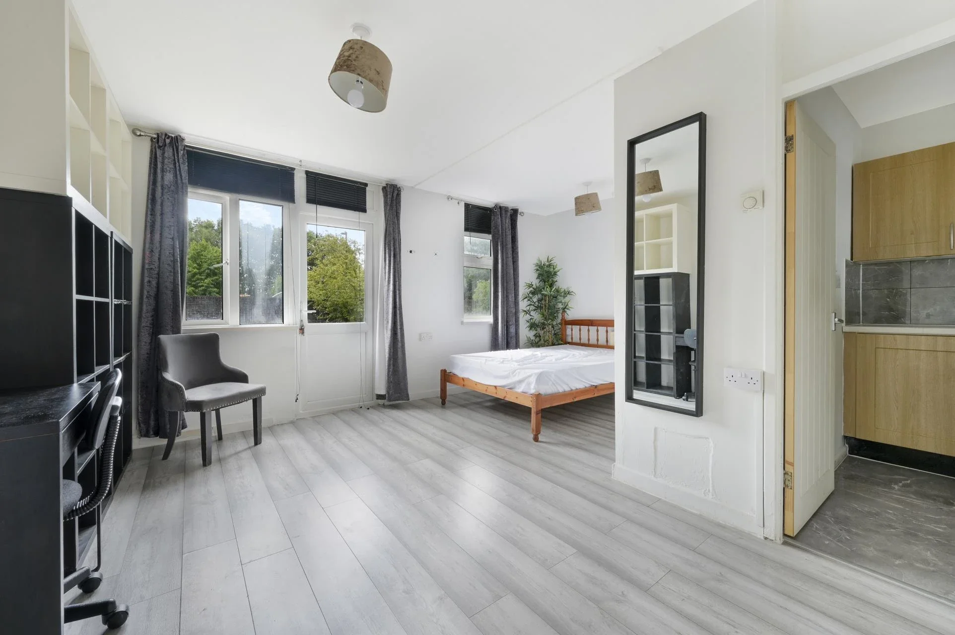 Flat Dockland Street in Greater London