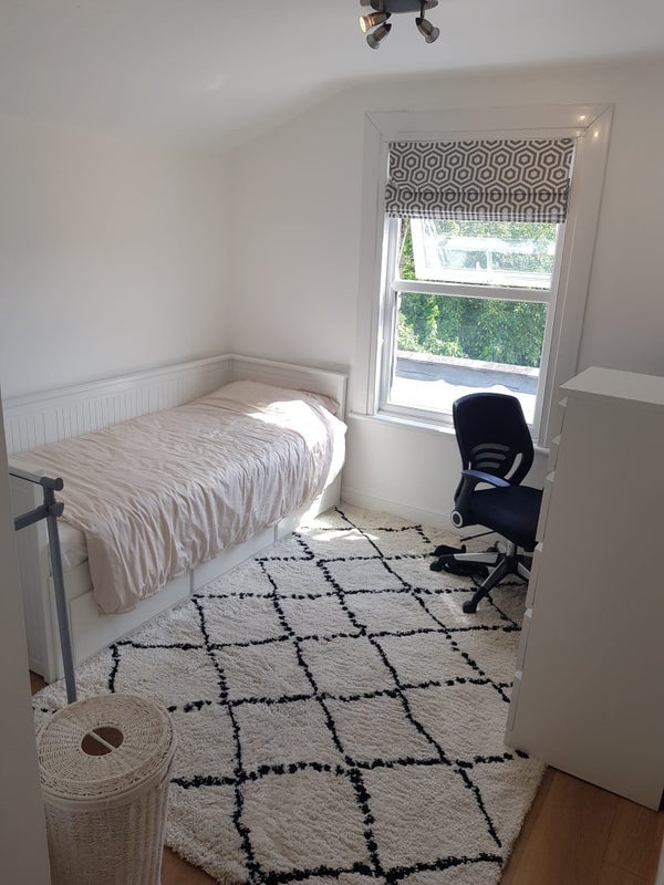 Flat Russell Road in Greater London
