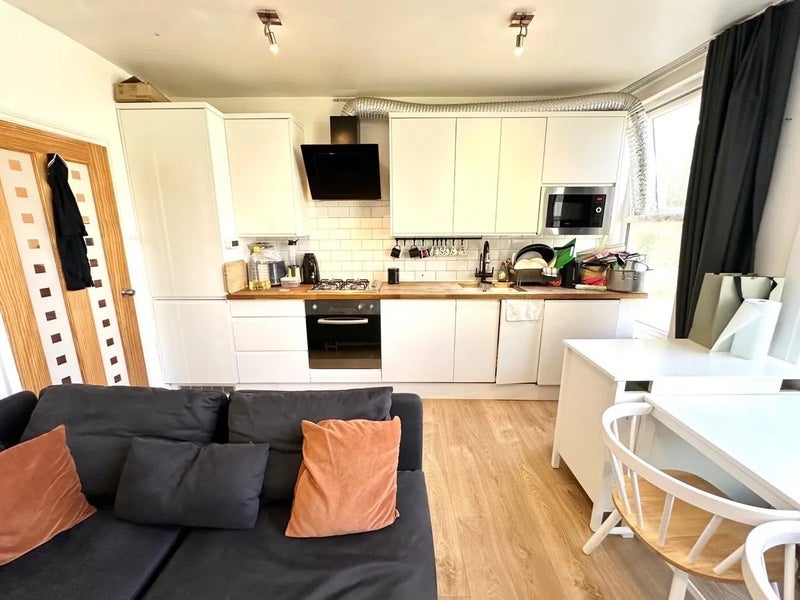 Flat Russell Road in Greater London