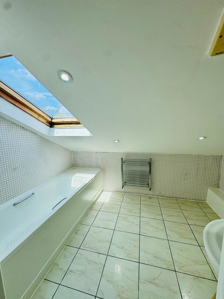Flat Bakers Avenue in Greater London
