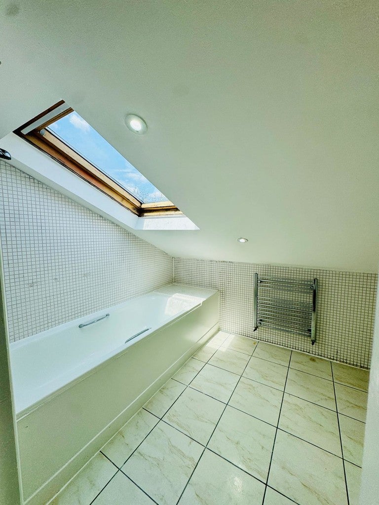 Flat Bakers Avenue in Greater London