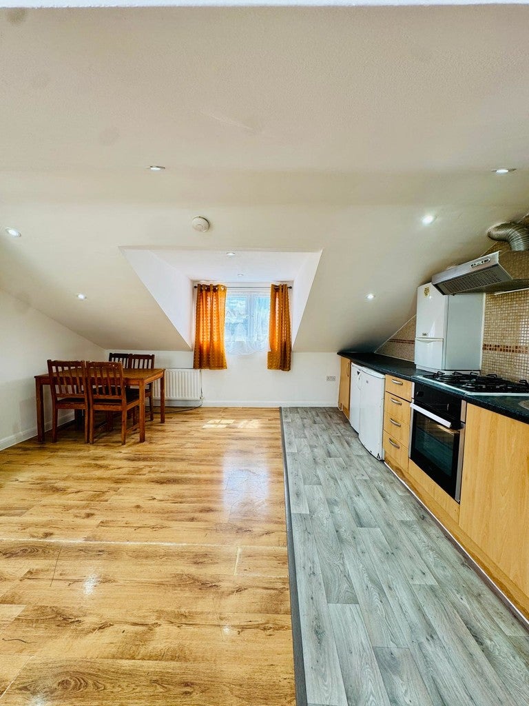 Flat Bakers Avenue in Greater London